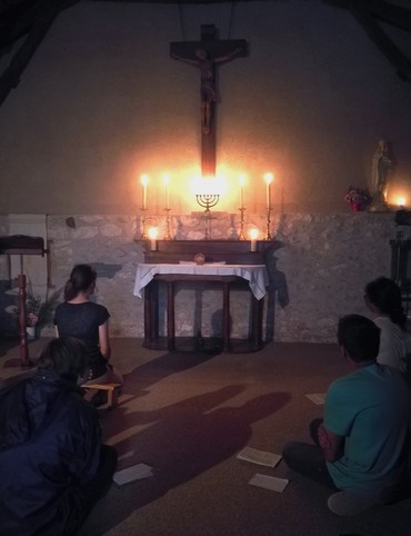 Soirée d'adoration dans la chapelle d'Escayrac