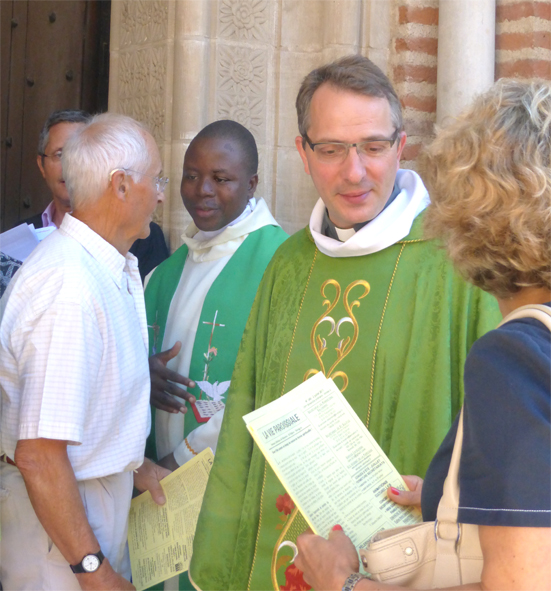 Au sortir d’une messe à Notre-Dame du Bourg, le P. Edouard et le curé