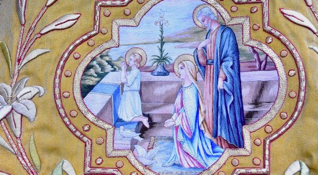 La prière de la Sainte-Famille (détail d'un antependium réalisé par les Clarisses de Mazamet)