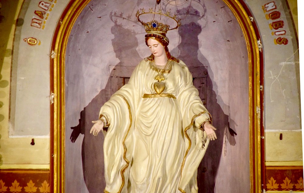 Statue de la Vierge Marie couronnée d'étoiles.