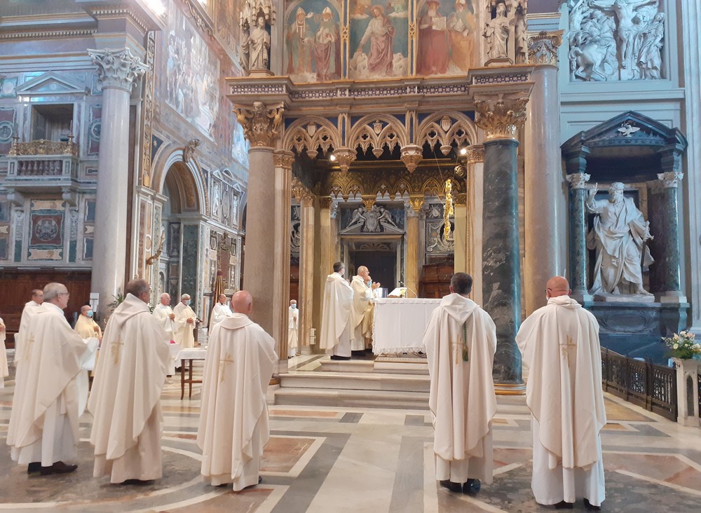 Evêques entourent l'autel principal, basilique Saint-Jean de Latran (Rome)