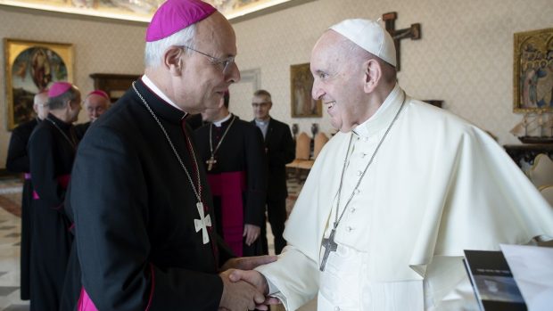 Pape François salue l'évêque Monseigneur Legrez