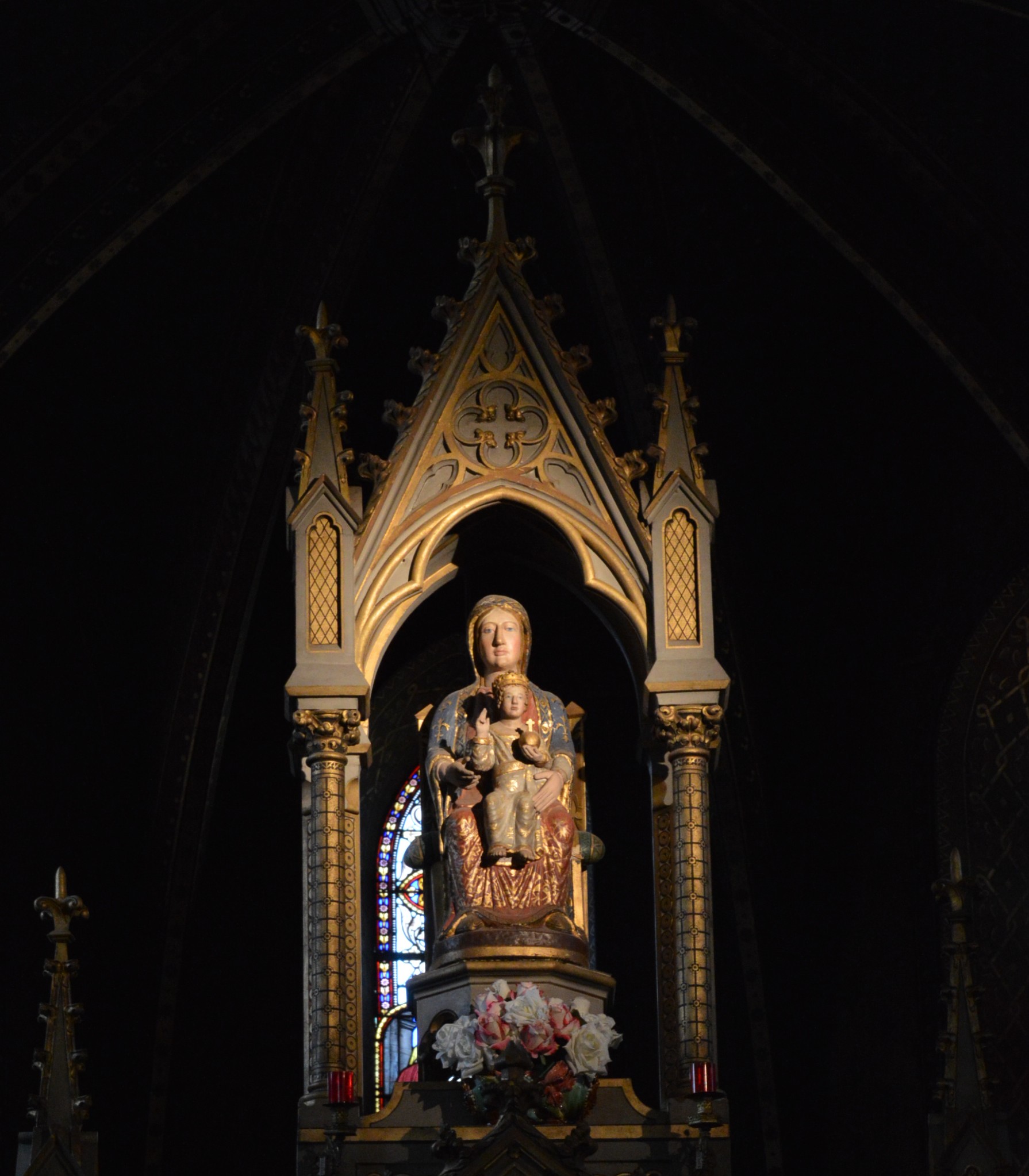 photo de la statue située au-dessus de l'autel