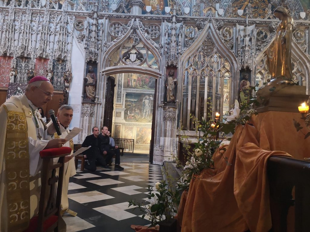 L'acte de consécration est prononcé par Mgr Legrez aux pieds de la Vierge Marie