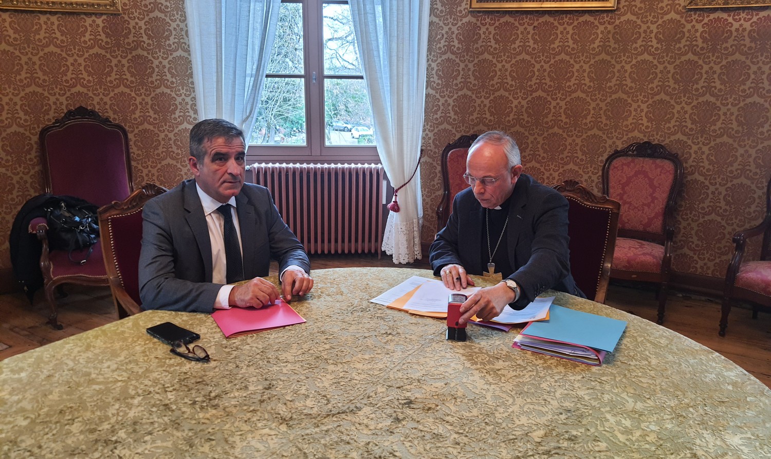 Le Procureur de la République à Albi, et l'évêque lors de la signature du protocole.