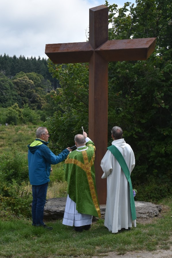Prêtre et diacre. Benediction de la nouvelle croix