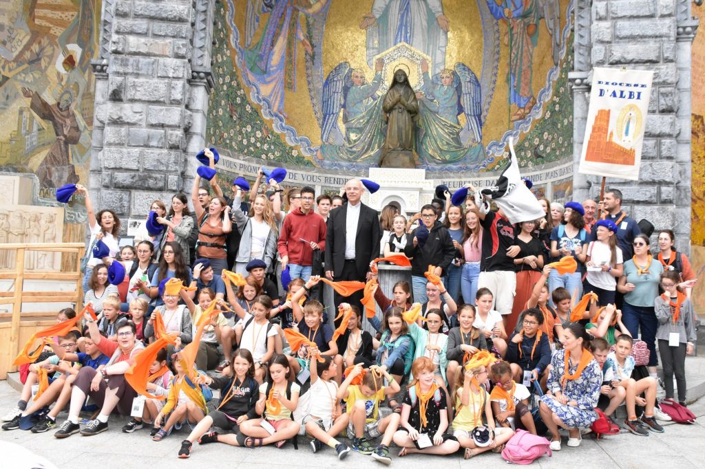 Pour le pèlerinage à Lourdes, différents groupes jeunes sont proposés : de 6 à 12 ans (Foulards oranges) ; de 12 à 18 ans (Bérets bleus) ; Jeunes hospitaliers (à partir de 16 ans)