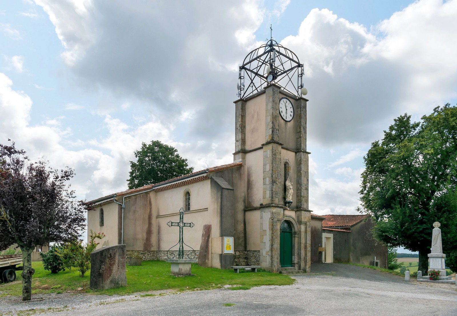 Extérieur de l'église et clocher ferronné