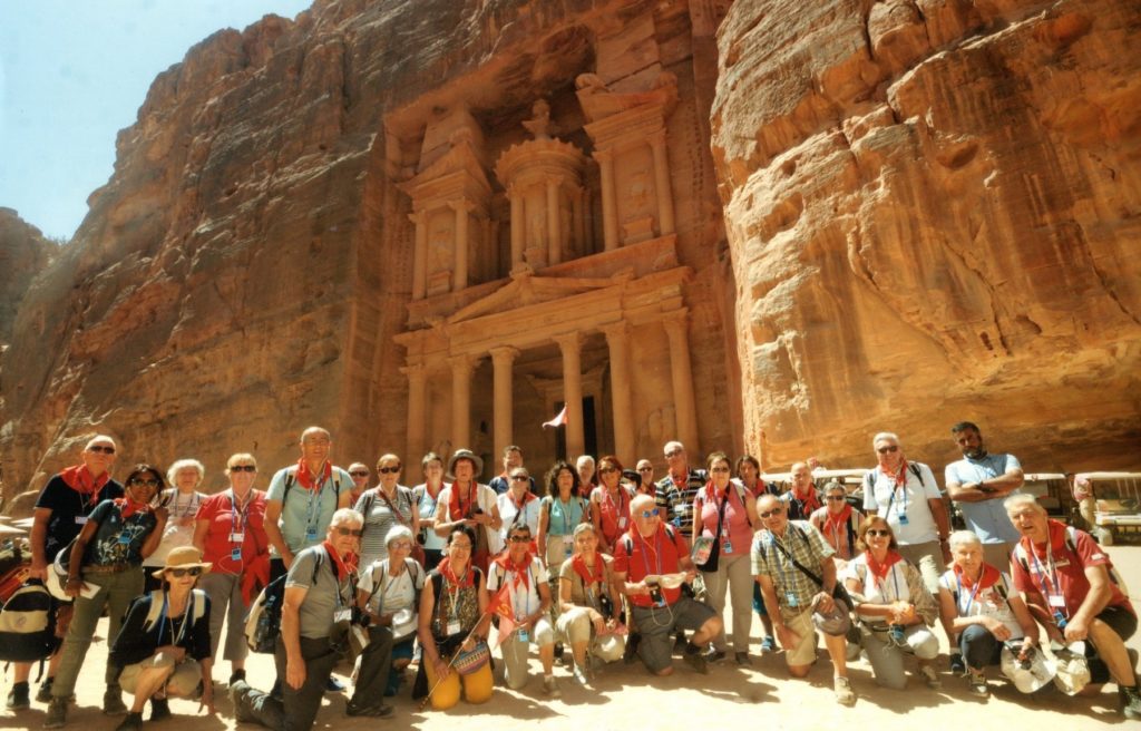 Le groupe de pèlerins devant la Cité de Petra, en Jordanie