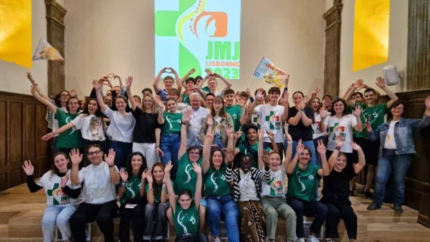 Les jeunes des JMJ Lisbonne avec mgr Balsa