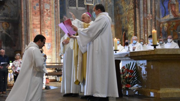Mgr Jean Legrez évêque prononce la prière d'ordination