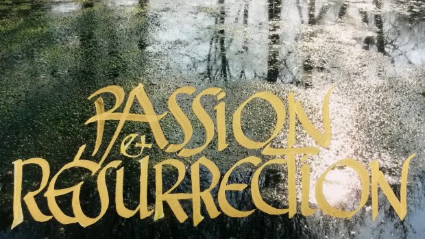 calligraphie Passion et Résurrection sur le sol mouillé
